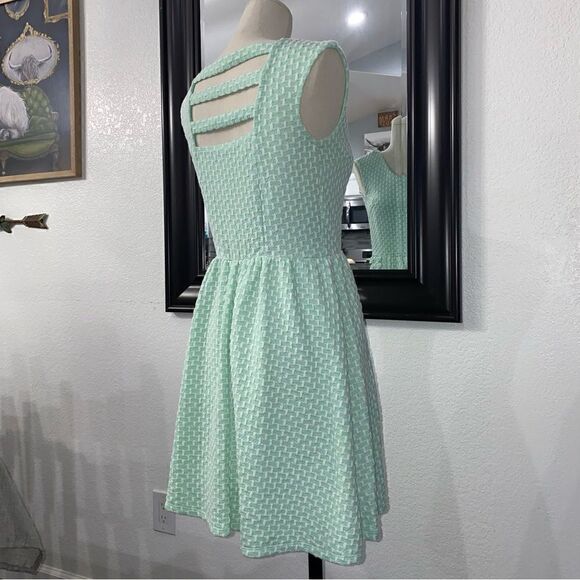 Xhilaration Women's Green & White Sleeveless Flared Mini Dress Medium - Picture 3 of 10